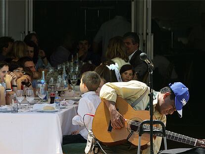 Comida familiar en el restaurante La Rosa, uno de los más conocidos de la playa de Las Arenas, en Valencia.