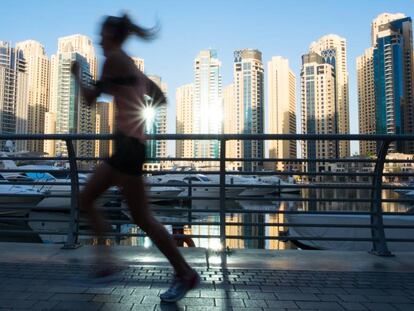 Una joven corre por una calle de Dubái (EAU).