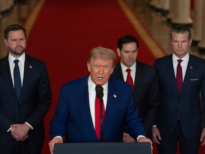 Donald Trump da un mensaje a la nación, este sábado en la Casa Blanca, junto al vicepresidente, J.D Vance; el secretario de Estado, Marco Rubio y el secretario de Defensa, Pete Hegseth.