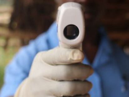 Control de temperatura en el centro de pacientes de Bo, Sierra Leona.