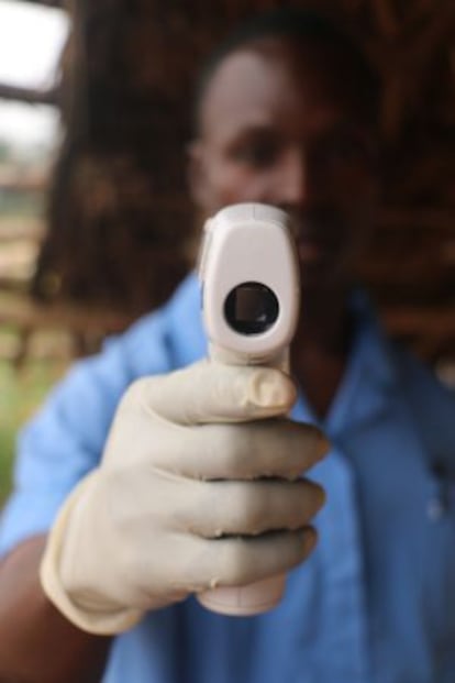 Control de temperatura en el centro de pacientes de Bo, Sierra Leona.