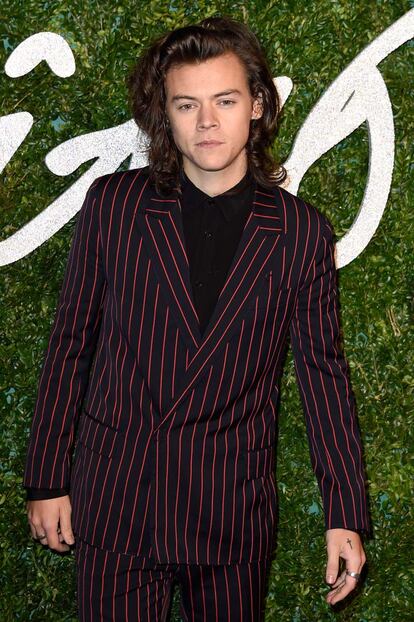 Harry Styles, de Onde Direction, con traje de rayas borgoña y negro.