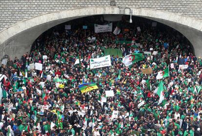 Manifestación contra el Gobierno argelino, este viernes en Argel, tres días después de la dimisión del presidente Abdelaziz Buteflika.
 