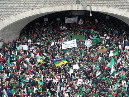 Manifestación contra el Gobierno argelino, este viernes en Argel, tres días después de la dimisión del presidente Abdelaziz Buteflika.
 