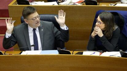 El presidente de la Generalit, Ximo Puig, y la vicepresidenta, Mònica Oltra, en la Cortes Valencianas.