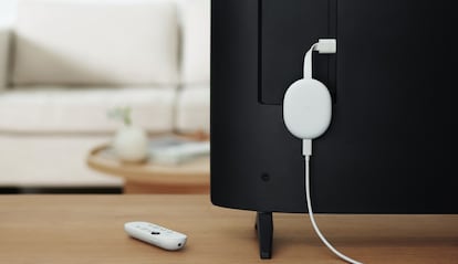 Uso de un Chromecast con Google TV de color blanco