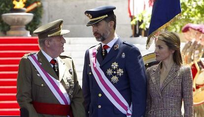 El Rey conversa con los Príncipes de Asturias, Felipe y Letizia, ayer en el homenaje a los caídos.