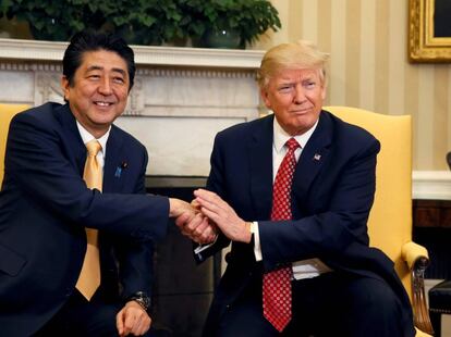 Tras 17 segundos de apretón de manos con Trump, el primer ministro japonés, Shinzo Abe, terminó poniendo una curiosa expresión entre el alivio y el hartazgo. Los apretones de mano del presidente de Estados Unidos, muy largos y fuertes, no suelen dejar indiferentes.