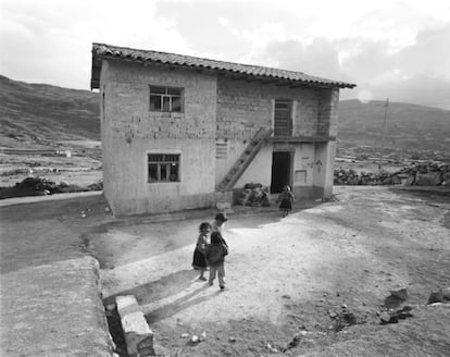 Una familia pasea frente a su vivienda en Perú.