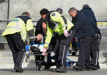 Un soldado canadiense ha resultado herido por un tiroteo registrado junto al monumento que recuerda en Ottawa a los fallecidos en guerras. El supuesto tirador habría huido hacia la zona del Parlamento, situada en las inmediaciones. En la imagen personal médico atiende a un herido.