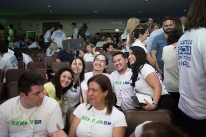 Alguns dos quase 1.400 brasileiros que um movimento renovador forma para as eleições municipais tiram uma selfie em São Paulo em 15 de setembro.