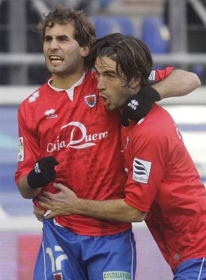 Barkero celebra con su compañero Cisma su gol ante el Getafe