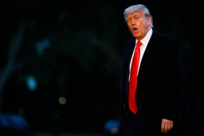 Trump, a su regreso a la Casa Blanca, tras la cena en su club privado de golf, este jueves. 