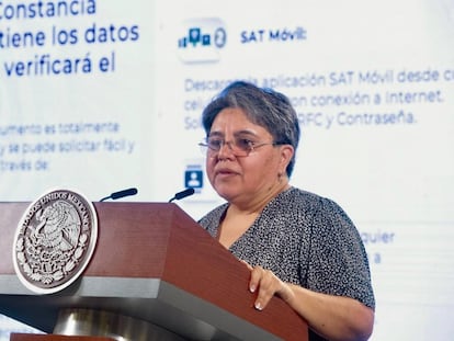 Raquel Buenrostro, jefa del Sistema de Administración Tributaria (SAT), durante una conferencia de prensa en Palacio Nacional, el 8 de julio de 2022.