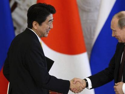 Vl&aacute;dimir Putin (derecha) y Shinzo Abe, hoy en Mosc&uacute;.