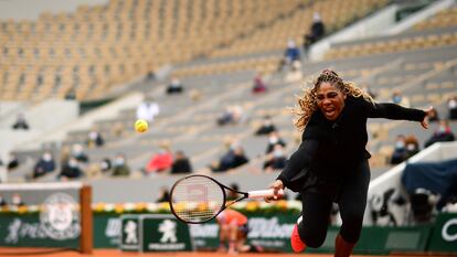 Serena Williams of the US returns the ball to Kristie Ahn of the US during their women's singles first round tennis match at the Philippe Chatrier court on Day 2 of The Roland Garros 2020 French Open tennis tournament in Paris on September 28, 2020. (Photo by Martin BUREAU / AFP)