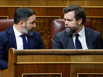 El líder de Vox, Santiago Abascal (a la izquierda) y el portavoz parlamentario, Iván Espinosa de los Monteros, durante la última jornada de debate y votación de los presupuestos en el pleno del Congreso, el 24 de noviembre de 2022.