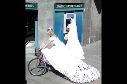 J&oacute;venes vestidas de novia en la calle Pr&iacute;ncipe de Vergara de Madrid.
 