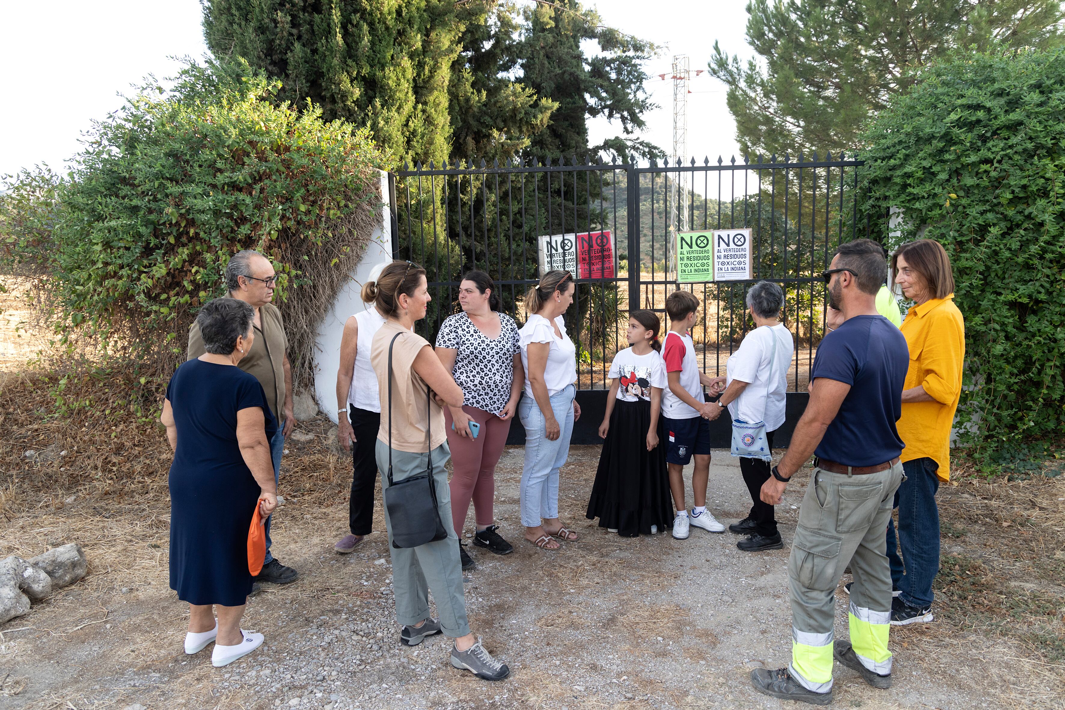 Varios miembros de la plataforma vecinal contra el vertedero, hace dos semanas junto a la escuela de La Indiana de Ronda. 