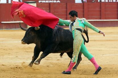 Luis Bolívar, con la muleta en el tercer toro de la tarde.