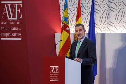 
El rey Felipe VI clausuró este martes la asamblea general de la Asociación Valenciana de Empresarios (AVE). La organización, que conmemora su 40º aniversario, aglutina a 165 empresarios de las tres provincias de la Comunidad Valenciana.