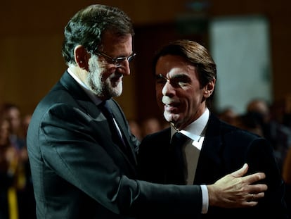 Los expresidentes del Gobierno Mariano Rajoy y José María Aznar, en enero de 2015.