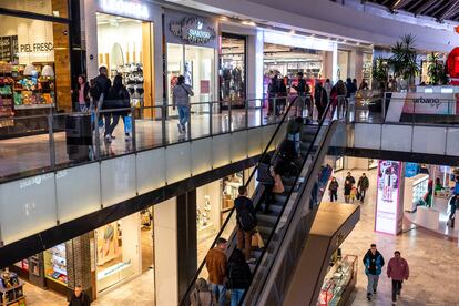 Compradores en el centro comercial Parque Arauco, en Santiago de Chile, el lunes 20 de mayo de 2024.