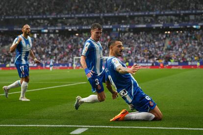 Joselu celebra el gol de la victoria durante el partido entre el Espanyol y el Getafe, en el RCDE Stadium este domingo.