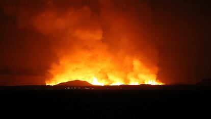 Un volcán echa lava y humo mientras entra en erupción, al norte de Grindavik, en Islandia