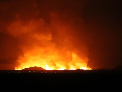 Un volcán echa lava y humo mientras entra en erupción, al norte de Grindavik, en Islandia