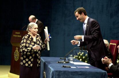 Felipe de Borbón bromea con la escritora Doris Lessing durante la entrega el Premio Príncipe de Asturias de las Letras 2001, en el acto celebrado esta tarde en el Teatro Campoamor de Oviedo.