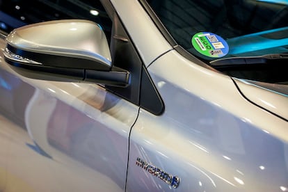 Un vehículo con la etiqueta ECO de la DGT.