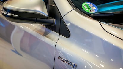 Un vehículo con la etiqueta ECO de la DGT.