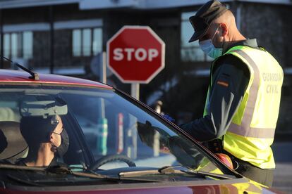 Control de la Guardia Civil  en el límite entre la Comunidad de Madrid y Castilla y León, este viernes.