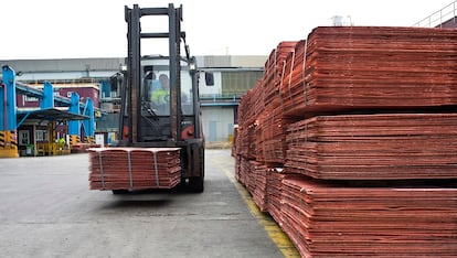Un trabajador traslada planchas de cobre en el complejo de Atlantic Copper en Huelva.