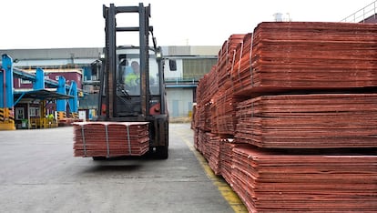 A worker transfers sheets of copper in the Atlantic Copper complex in Huelva.