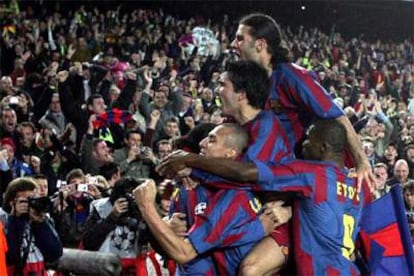 Los jugadores del Barcelona el gol de Ronaldinho.