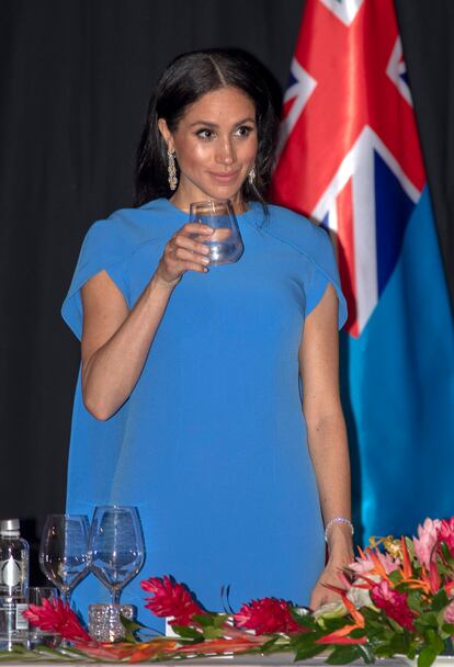 Markle apostó por un peinado muy sencillo, con la melena suelta y raya al medio, para acompañar el vestido de gala que lució ante las autoridades de las islas Fiji.