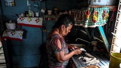 Una mujer cocina en el Estado de Zulia, en Venezuela. 