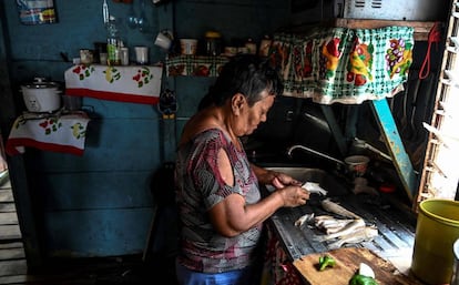 Una mujer cocina en el Estado de Zulia, en Venezuela. 