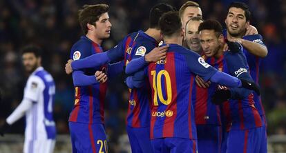 Los jugadores del Barcelona celebran el gol de Neymar.