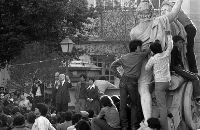 Enrique Tierno Galván se dirige a la multitud en la plaza del Dos de Mayo, en el barrio de Malasaña. Un mes antes, en abril de 1979, se habían celebrado las primeras elecciones municipales de la democracia. Una coalición entre UCD y el PCE le daría la alcaldía.