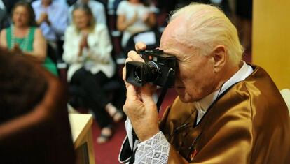 El fot&oacute;grafo J&uuml;rgen Schadeber en el acto inaugural del curso universitario en Gandia. 