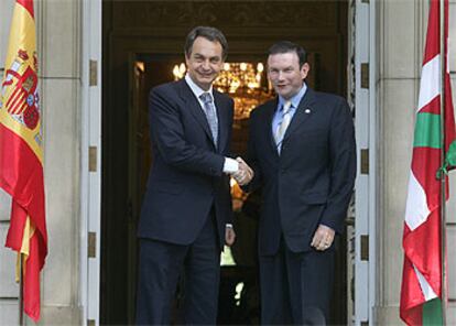 José Luis Rodríguez Zapatero recibe a Juan José Ibarretxe en la puerta de La Moncloa.
/ GORKA LEJARCEGI