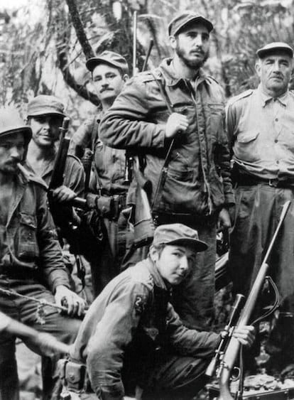 El 25 de Noviembre de 1956 zarpó de Tuxpan, estado de Veracruz, el yate Granma, con 82 guerrilleros del Movimiento 26 de Julio, entre los que se encontraban Fidel Castro, Juan Manuel Márquez, Raúl Castro, Juan Almeida Bosque y Ernesto 'Che' Guevara, que recibirían el nombre de 'los barbudos de Sierra Maestra'.