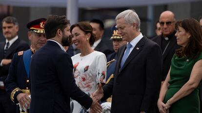 Gabriel Boric saluda a José Antonio Kast en la ceremonia de cambio de mando del Ejército, en Santiago, este lunes.