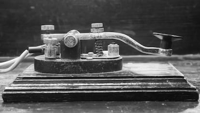 Un viejo telégrafo de código Morse, en una mesa de madera.