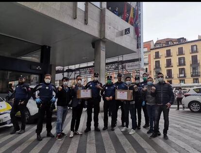 Un grupo de chinos regala material a los agentes de la comisaría de la plaza de los cines Luna.