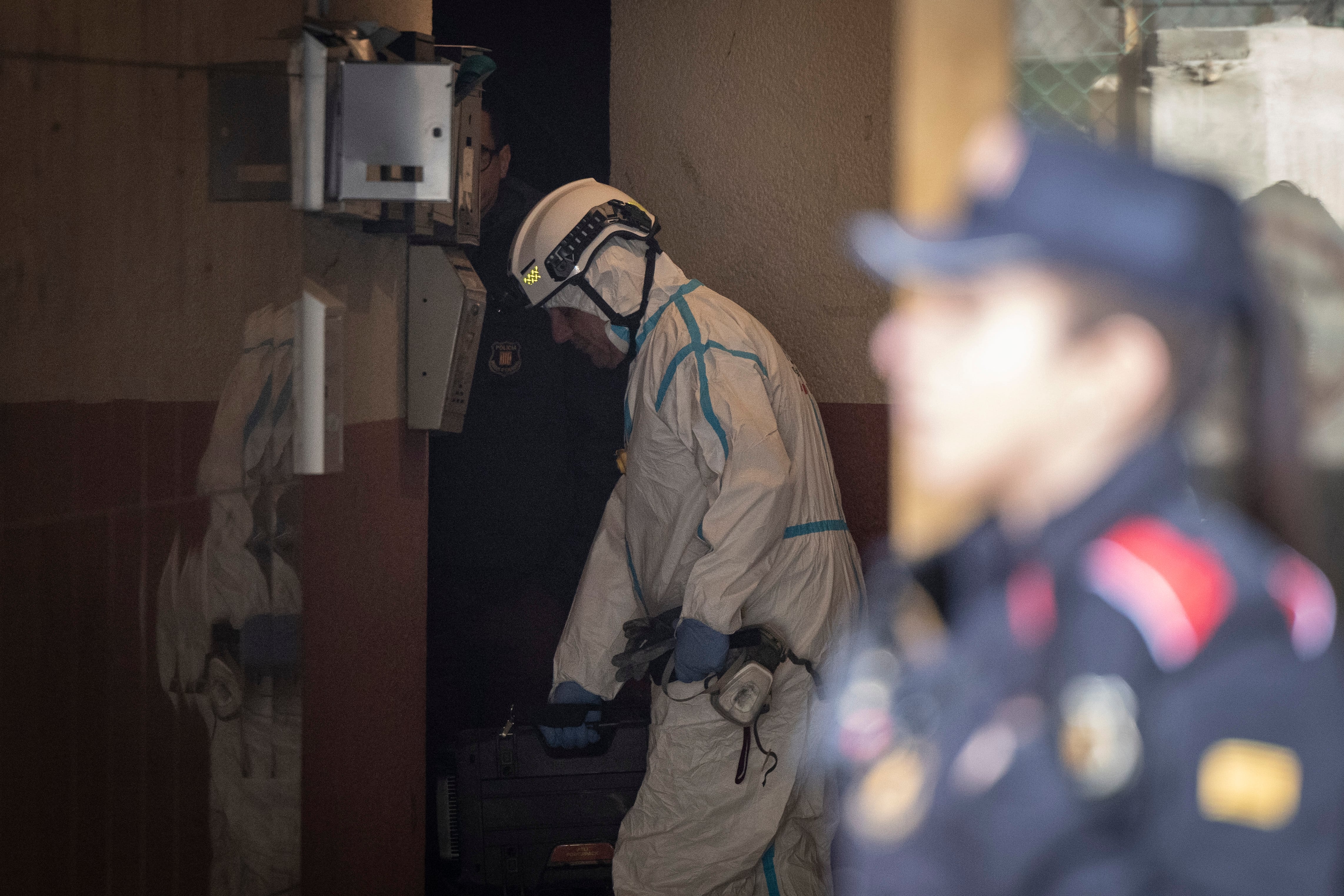 Un agente de la policía científica de los Mossos, en una imagen de archivo.