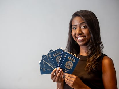 La viajera Nataly Castro posa con sus pasaportes en su casa, en São Paulo, después de la entrevista, el pasado martes.